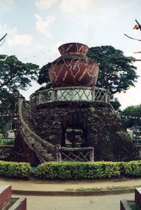 BangaWestClosed.jpg, 26038 bytes, 1/23/01